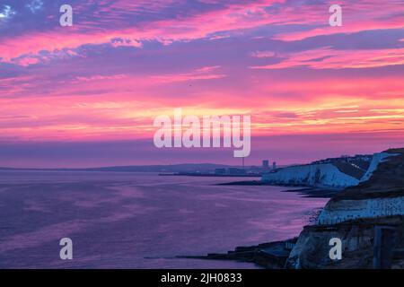 Brighton, UK, 13th luglio 2022, Tramonto preso dalla cima della scogliera 6 miglia ad est di Brighton 13th luglio 2022 Foto Stock