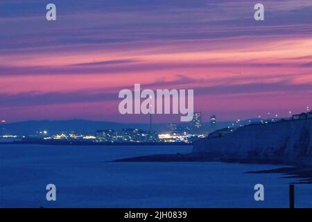 Brighton, UK, 13th luglio 2022, Tramonto preso dalla cima della scogliera 6 miglia ad est di Brighton 13th luglio 2022 Foto Stock