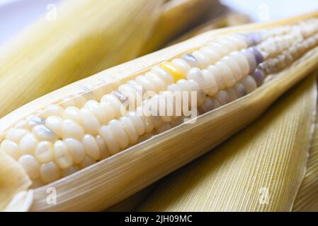 pannocchie di mais mature cotte al vapore o bollite per una cena vegana o uno spuntino, cornici cerose o un fondo di mais dolce cotto Foto Stock