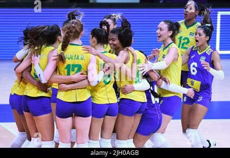 Ankara, Turchia. 13th luglio 2022. I giocatori del Brasile festeggiano durante la partita finale della FIVB Volleyball Women's Nations League 2022 tra Brasile e Giappone ad Ankara, Turchia, 13 luglio 2022. Credit: Shadati/Xinhua/Alamy Live News Foto Stock