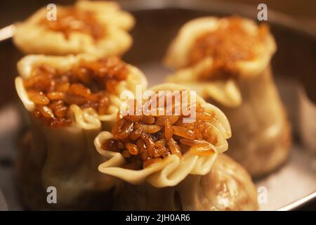 Primo piano estremo di Shumai (Shaomai o Siu mai) in caldaia a vapore. Uno spuntino tradizionale cantonese dim sum. Macro di cibo cinese Foto Stock