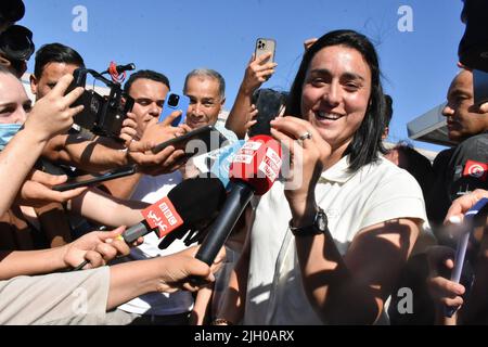 Tunisi, Tunisia. 13th luglio 2022. Ons Jabeur, tennista tunisino, parla ai media al suo ritorno nella capitale di Tunisi da Wimbledon, affidandosi come 'orgoglio della nazione' e 'ambasciatore della felicità', i tunisini sono rimasti affascinati dalla stella tennista Ons Jabeur, celebrando la sua presenza nella prestigiosa finale di Wimbledon nonostante la sua perdita. Credit: SOPA Images Limited/Alamy Live News Foto Stock