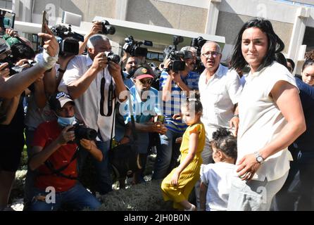 Tunisi, Tunisia. 13th luglio 2022. Ons Jabeur, tennista tunisino, parla ai media al suo ritorno nella capitale di Tunisi da Wimbledon, affidandosi come 'orgoglio della nazione' e 'ambasciatore della felicità', i tunisini sono rimasti affascinati dalla stella tennista Ons Jabeur, celebrando la sua presenza nella prestigiosa finale di Wimbledon nonostante la sua perdita. (Foto di Jdidi Wassim/SOPA Images/Sipa USA) Credit: Sipa USA/Alamy Live News Foto Stock