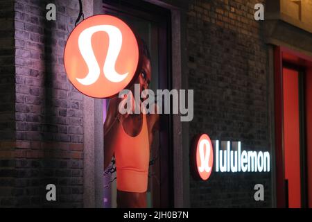 Shanghai,Cina-Febbraio 2022: Marchio Lululemon Athletica di notte fuori negozio. Foto Stock