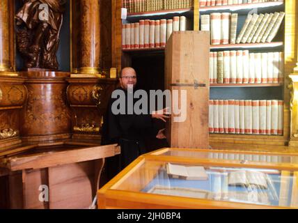 PRODUZIONE - 24 giugno 2022, Repubblica Ceca, Brünn: Padre Jozef Rzonca apre una porta segreta nella biblioteca del monastero agostiniano di Brno, Repubblica Ceca. Fu in questo ambiente intellettuale che il monaco e botanico Gregor Johann Mendel visse e lavorò. Mendel avrebbe avuto 200 anni il 20 luglio 2022. Foto: Michael Heitmann/dpa Foto Stock