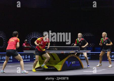 Budapest. 13th luglio 2022. Sun Yingsha(2nd L)/Wang Manyu(1st L) gareggia durante il doppio round femminile di 16 partite tra Sun Yingsha/Wang Manyu della Cina e Georgina Pota/Dora Madarasz dell'Ungheria al World Table Tennis Star Contender European Summer Series 2022 tenutosi a Budapest, Ungheria il 13 luglio 2022. Credit: Attila Volgyi/Xinhua/Alamy Live News Foto Stock