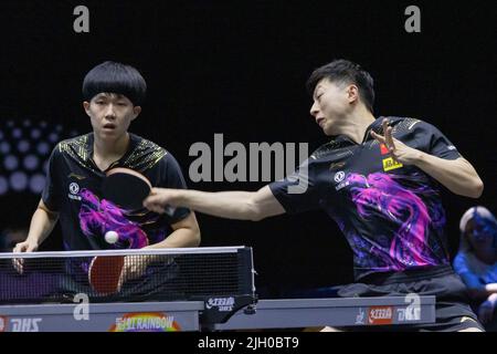 Budapest. 13th luglio 2022. Wang Chuqin (L)/ma Long competono durante il doppio round maschile di 16 partite tra Wang Chuqin/ma Long of China e Felix Lebrun/Alexis Lebrun di Francia al World Table Tennis Star Contender European Summer Series 2022 tenutosi a Budapest, Ungheria il 13 luglio 2022. Credit: Attila Volgyi/Xinhua/Alamy Live News Foto Stock