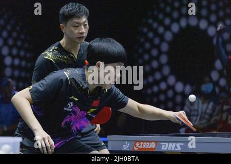 Budapest. 13th luglio 2022. Wang Chuqin (davanti)/ma Long competono durante il doppio round maschile di 16 partite tra Wang Chuqin/ma Long of China e Felix Lebrun/Alexis Lebrun di Francia al World Table Tennis Star Contender European Summer Series 2022 tenutosi a Budapest, Ungheria il 13 luglio 2022. Credit: Attila Volgyi/Xinhua/Alamy Live News Foto Stock