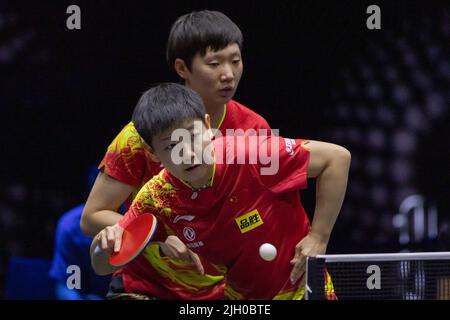 Budapest. 13th luglio 2022. Sun Yingsha(front)/Wang Manyu gareggia durante il doppio round femminile di 16 partite tra Sun Yingsha/Wang Manyu della Cina e Georgina Pota/Dora Madarasz dell'Ungheria al World Table Tennis Star Contender European Summer Series 2022 tenutosi a Budapest, Ungheria il 13 luglio 2022. Credit: Attila Volgyi/Xinhua/Alamy Live News Foto Stock