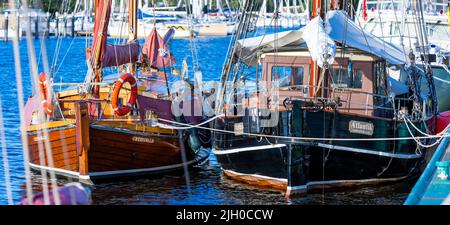 Greifswald, Germania. 10th luglio 2022. Barche a vela a due alberi sono ormeggiate nel porto del museo sul fiume Ryck. Circa 50 navi tradizionali e barche a vela storiche hanno trovato il loro posto nella banchina operata dall'associazione Museumshafen Greifswald. Credit: Jens Büttner/dpa/Alamy Live News Foto Stock