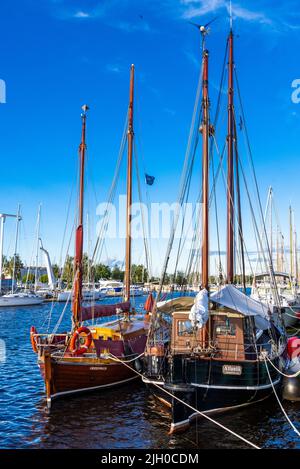 Greifswald, Germania. 10th luglio 2022. Barche a vela a due alberi sono ormeggiate nel porto del museo sul fiume Ryck. Circa 50 navi tradizionali e barche a vela storiche hanno trovato il loro posto nella banchina operata dall'associazione Museumshafen Greifswald. Credit: Jens Büttner/dpa/Alamy Live News Foto Stock