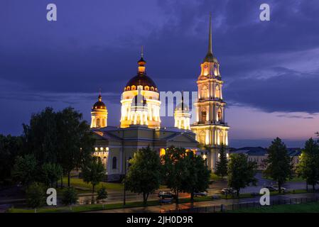 La vecchia Cattedrale di Trasfigurazione la notte di luglio. Rybinsk, Russia Foto Stock