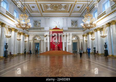 SAN PIETROBURGO, RUSSIA - 07 LUGLIO 2021: Nella Sala del Grande Trono (Georgievsky) nel Palazzo d'Inverno. Museo dell'Hermitage di Stato Foto Stock