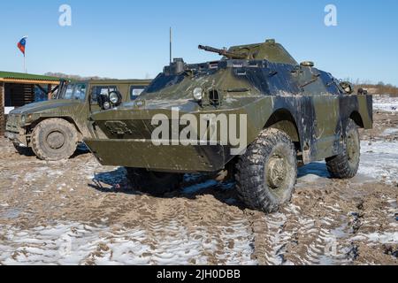 KRASNOE SELO, RUSSIA - 27 MARZO 2022: BRDM-2, veicolo di ricognizione e pattugliamento corazzato nel parco storico militare delle forze di atterraggio dell'acciaio al sole Foto Stock