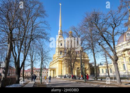 SAN PIETROBURGO, RUSSIA - 03 APRILE 2022: Vista della Cattedrale di Pietro e Paolo nella Fortezza di Pietro e Paolo in un giorno di aprile soleggiato Foto Stock
