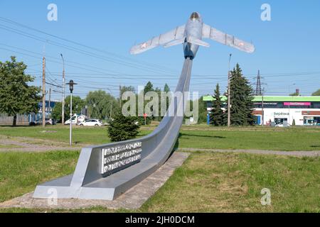 VELIKY NOVGOROD, RUSSIA - 26 GIUGNO 2022: MIG-17 caccia decollo - un monumento agli aviatori del fronte Volkhov in onore della vittoria nel Gr Foto Stock