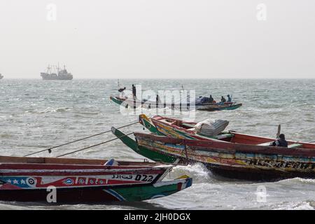 CITTÀ PORTOGHESE, BANJUL, la GAMBIA - 10 FEBBRAIO 2022 traghetto locale con partenza a pieno carico Foto Stock