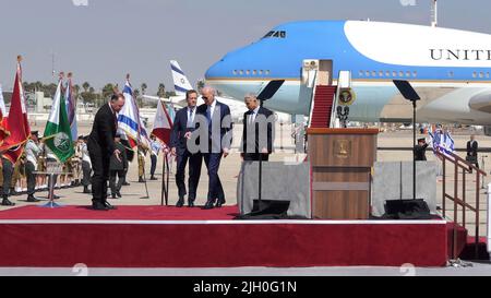 LOD, ISRAELE - LUGLIO 13: Il Presidente di Israele Isaac Herzog e il primo Ministro Yair Lapid danno il benvenuto al Presidente degli Stati Uniti Joe Biden all'arrivo all'Aeroporto ben Gurion il 13 Luglio 2022 a Lod, Israele. Il presidente degli Stati Uniti Joe Biden ha iniziato oggi il suo primo giro del Medio Oriente da quando è entrato nella Casa Bianca l'anno scorso. Credit: Eddie Gerald/Alamy Live News Foto Stock