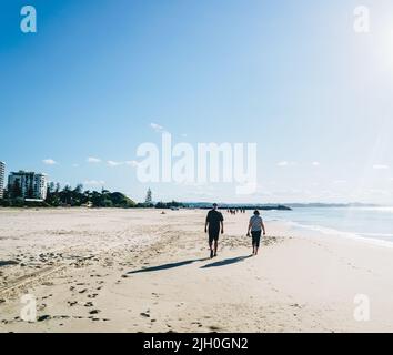 Passeggiate sulla spiaggia di Coolangatta, Gold Coast, Australia Foto Stock