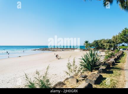 La spiaggia di Snapper Rocks in una giornata tranquilla a Coolangatta sulla Gold Coast Foto Stock