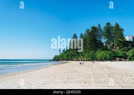 Coppia camminando verso Coolangatta sulla Gold Coast, Queensland Foto Stock