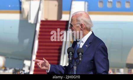 LOD, ISRAELE - LUGLIO 13: Il Presidente degli Stati Uniti Joe Biden si rivolge ai suoi ospiti al suo arrivo all'Aeroporto ben Gurion il 13 luglio 2022 a Lod, Israele. Il presidente degli Stati Uniti Joe Biden ha iniziato oggi il suo primo giro del Medio Oriente da quando è entrato nella Casa Bianca l'anno scorso. Credit: Eddie Gerald/Alamy Live News Foto Stock