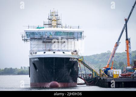 Foto del file datata 10/05/22 del traghetto incompiuto Glen Sannox Caledonian Macbrayne nel cantiere navale Ferguson di Port Glasgow, Inverclyde, in quanto il costo annuale di riparazione della flotta di traghetti CalMac è triplicato in un decennio, raggiungendo più di £28 milioni lo scorso anno. Foto Stock