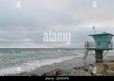 14 luglio 2022, San Diego, CA, Stati Uniti: I ciliff, alberi, rocce, spiaggia, onde schiaccianti, Nuvole d'arancio, oceano e surf durante il tramonto estivo a la Jolla, California, mercoledì 13th luglio 2022 (Credit Image: © Rishi Deka/ZUMA Press Wire) Foto Stock