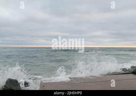 14 luglio 2022, San Diego, CA, Stati Uniti: I ciliff, alberi, rocce, spiaggia, onde schiaccianti, Nuvole d'arancio, oceano e surf durante il tramonto estivo a la Jolla, California, mercoledì 13th luglio 2022 (Credit Image: © Rishi Deka/ZUMA Press Wire) Foto Stock