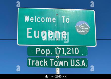 A cartello Welcome to Eugene Track Town USA, sabato 25 giugno 2022, a Eugene, ore La città ospiterà i Campionati mondiali di atletica leggera dal 15 al 24 luglio. Foto Stock