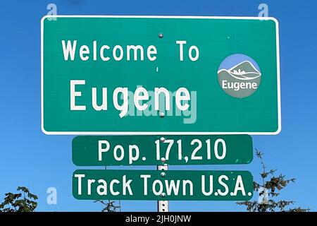 A cartello Welcome to Eugene Track Town USA, sabato 25 giugno 2022, a Eugene, ore La città ospiterà i Campionati mondiali di atletica leggera dal 15 al 24 luglio. Foto Stock