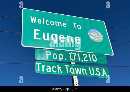 A cartello Welcome to Eugene Track Town USA, sabato 25 giugno 2022, a Eugene, ore La città ospiterà i Campionati mondiali di atletica leggera dal 15 al 24 luglio. Foto Stock