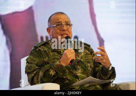 Il comandante generale delle forze armate della Colombia Luis Fernando Navarro parla durante il rapporto finale del ministero della difesa della Colombia sulle responsabilità prima della transizione del governo al presidente eletto Gustavo Petro, a Bogota, Colombia, 14 luglio 2022. Foto di: Chepa Beltran/Long Visual Press Foto Stock