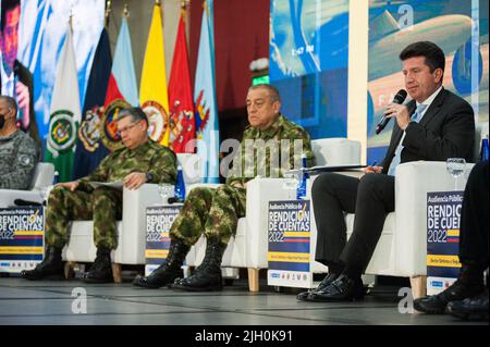 Il nuovo comandante dell'esercito colombiano, il generale Carlos Moreno (L), le forze armate colombiane, il comandante generale Luis Fernando Navarro (C) e il ministro della difesa colombiano, Diego Molano (R), durante il ministero della difesa colombiano, rapporto finale delle responsabilità prima della transizione del governo al presidente eletto Gustavo Petro, a Bogota, Colombia, 14 luglio 2022. Foto di: Chepa Beltran/Long Visual Press Foto Stock