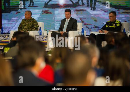 Il comandante delle forze armate della Colombia Luis Fernando Navarro (L), il ministro della difesa della Colombia Diego Molano (C) e il direttore generale della polizia della Colombia Jorge Luis Vargas (R) durante il rapporto finale della contabilità del ministero della difesa della Colombia prima della transizione del governo al presidente eletto Gustavo Petro, a Bogotà, Colombia, 14 luglio 2022. Foto di: Chepa Beltran/Long Visual Press Foto Stock