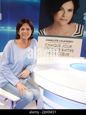 File photo - Charlotte Valandrey pone per le foto a Parigi, Francia, 10 aprile 2018. L'attrice Charlotte Valandrey, consacrata dal film 'Rouge Baiser' nel 1985 e che aveva reso pubblico il suo stato di HIV e i suoi problemi di trapianto di cuore, è morto Mercoledì all'età di 53 anni, il suo agente ha annunciato. Ha rivelato il suo status di HIV nel 2005 con la sua autobiografia "Love in Blood". Foto di Vim/ABACAPRESS.COM Foto Stock