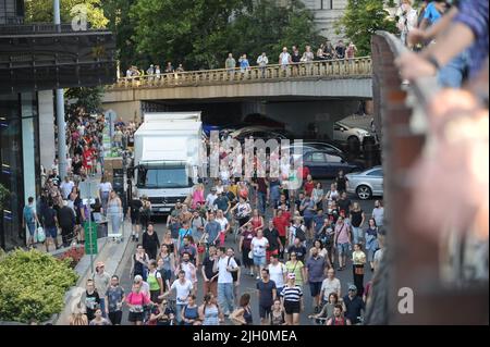 Budapest, Ungheria, 13th lug 2022, i manifestanti marciano in tutta Budapest su una protesta causata dall'approvazione del restringimento di un tipo di imposta favorito dalle piccole imprese, Balint Szentgallay / Alamy Live News Foto Stock