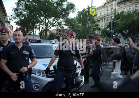 Budapest, Ungheria, 13th lug 2022, i manifestanti marciano presso la sede centrale di Fidesz per una protesta causata dall'approvazione del restringimento di un tipo di imposta favorito dalle piccole imprese, Balint Szentgallay / Alamy Live News Foto Stock