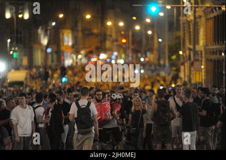 Budapest, Ungheria, 13th lug 2022, i manifestanti marciano in tutta Budapest su una protesta causata dall'approvazione del restringimento di un tipo di imposta favorito dalle piccole imprese, Balint Szentgallay / Alamy Live News Foto Stock