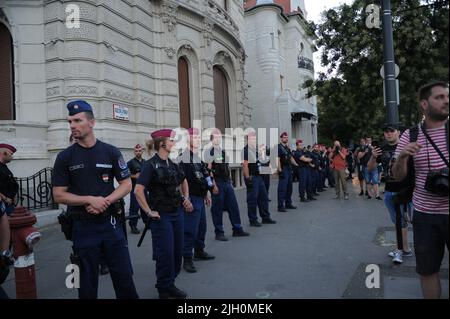 Budapest, Ungheria, 13th lug 2022, i manifestanti marciano presso la sede centrale di Fidesz per una protesta causata dall'approvazione del restringimento di un tipo di imposta favorito dalle piccole imprese, Balint Szentgallay / Alamy Live News Foto Stock