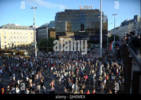 Budapest, Ungheria, 13th lug 2022, i manifestanti si riuniscono in Piazza Nyugati per una protesta causata dall'approvazione del restringimento di un tipo di imposta favorito dalle piccole imprese, Balint Szentgallay / Alamy Live News Foto Stock