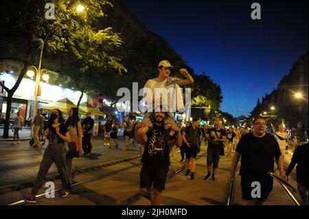 Budapest, Ungheria, 13th lug 2022, i manifestanti marciano in tutta Budapest su una protesta causata dall'approvazione del restringimento di un tipo di imposta favorito dalle piccole imprese, Balint Szentgallay / Alamy Live News Foto Stock