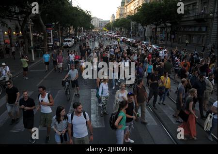 Budapest, Ungheria, 13th lug 2022, i manifestanti marciano in tutta Budapest su una protesta causata dall'approvazione del restringimento di un tipo di imposta favorito dalle piccole imprese, Balint Szentgallay / Alamy Live News Foto Stock