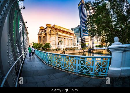 Anderson Bridge è un ponte pedonale costruito nel 1910, con vista sul Fullerton Hotel. Foto Stock