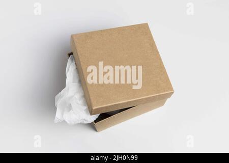 Un sacco di scatole di cartone marrone. Cassetta postale di cartone isolata su sfondo bianco. Aprire una piccola scatola rettangolare marrone per il trasporto di merci isolate su un Foto Stock