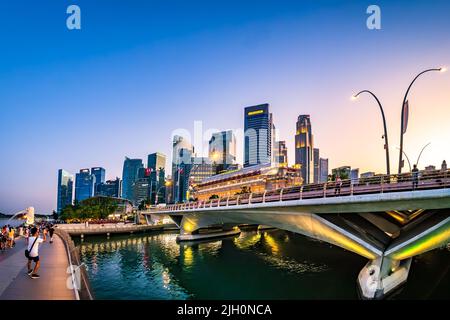Il ponte pedonale collega Merlion Park al lungomare di fronte all'Esplanade a Marina Bay. Foto Stock