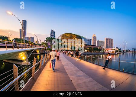 Il ponte pedonale collega Merlion Park al lungomare di fronte all'Esplanade a Marina Bay. Foto Stock