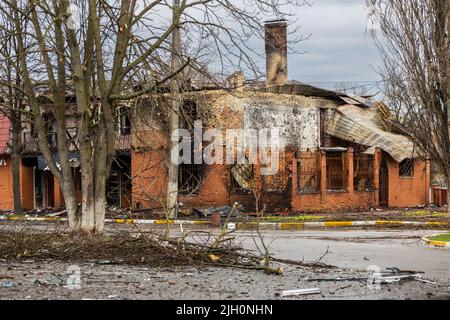 Irpin, Kyev regione Ucraina - 09.04.2022: Città dell'Ucraina dopo l'occupazione russa. Edifici distrutti per le strade di Irpen. Rotto, sgusciato