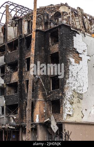 Irpin, Kyev regione Ucraina - 09.04.2022: Città dell'Ucraina dopo l'occupazione russa. Edifici distrutti per le strade di Irpen. Rotto, sgusciato