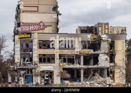Irpin, Kyev regione Ucraina - 09.04.2022: Città dell'Ucraina dopo l'occupazione russa. Edifici distrutti per le strade di Irpen. Rotto, sgusciato